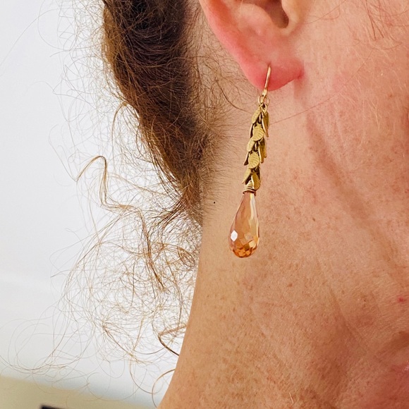 NWOT gold drop leaf earrings with rose crystals - Picture 2 of 5